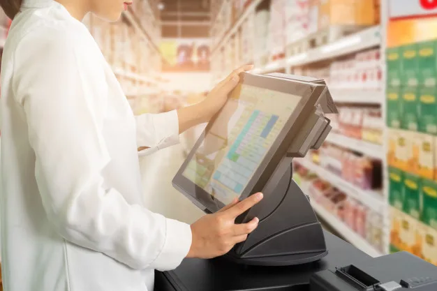 Caissière utilisant une caisse tactile Odeo dans un commerce à Casablanca